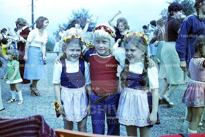 1977 Abschlußfeier der Schulkinder vom Kath. Kindergarten St.Peter: BSSCKTKNSTPT-015961