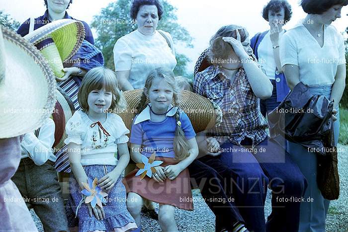 1977 Abschlußfeier der Schulkinder vom Kath. Kindergarten St.Peter: BSSCKTKNSTPT-015963