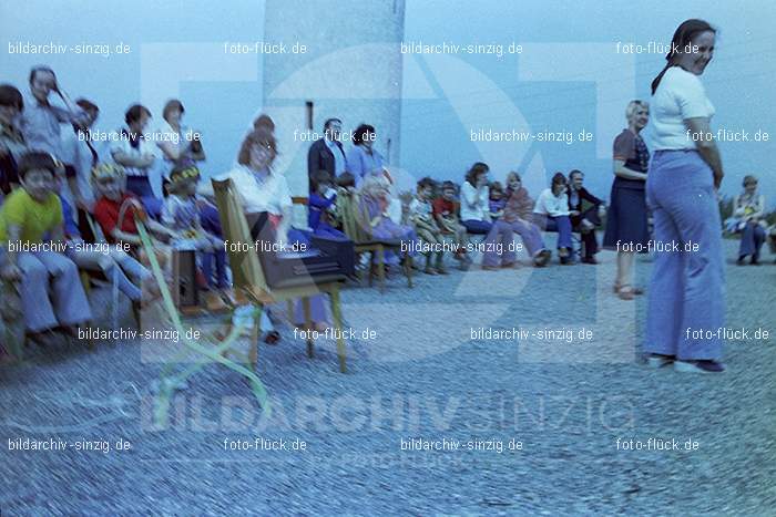 1977 Abschlußfeier der Schulkinder vom Kath. Kindergarten St.Peter: BSSCKTKNSTPT-015968