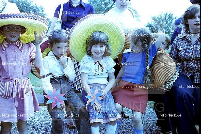 1977 Abschlußfeier der Schulkinder vom Kath. Kindergarten St.Peter: BSSCKTKNSTPT-015969