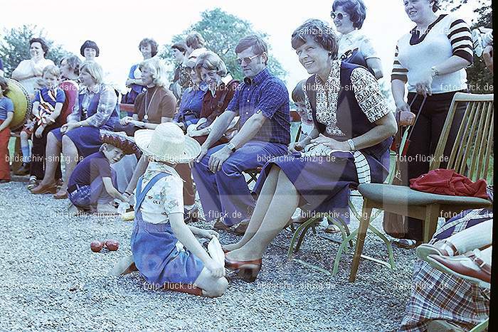 1977 Abschlußfeier der Schulkinder vom Kath. Kindergarten St.Peter: BSSCKTKNSTPT-015970