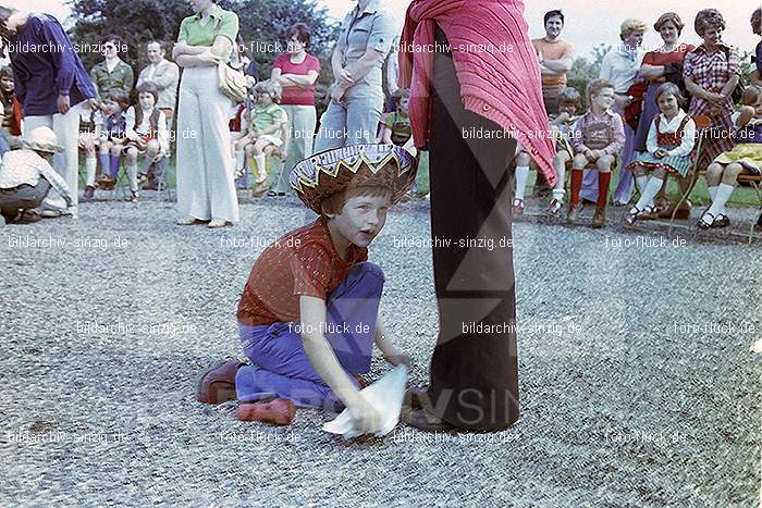 1977 Abschlußfeier der Schulkinder vom Kath. Kindergarten St.Peter: BSSCKTKNSTPT-015971