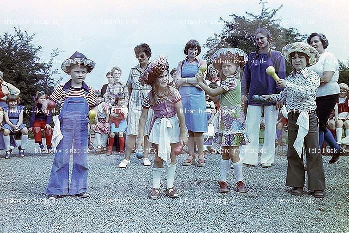 1977 Abschlußfeier der Schulkinder vom Kath. Kindergarten St.Peter: BSSCKTKNSTPT-015972