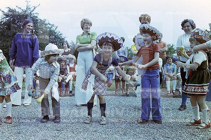 1977 Abschlußfeier der Schulkinder vom Kath. Kindergarten St.Peter: BSSCKTKNSTPT-015973