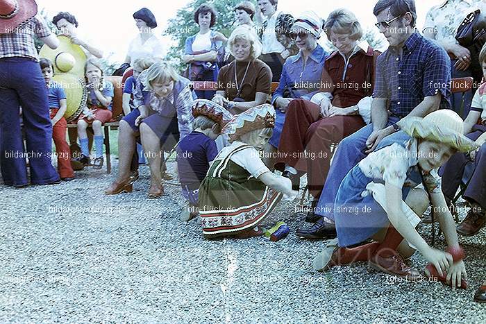 1977 Abschlußfeier der Schulkinder vom Kath. Kindergarten St.Peter: BSSCKTKNSTPT-015974