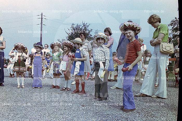 1977 Abschlußfeier der Schulkinder vom Kath. Kindergarten St.Peter: BSSCKTKNSTPT-015975