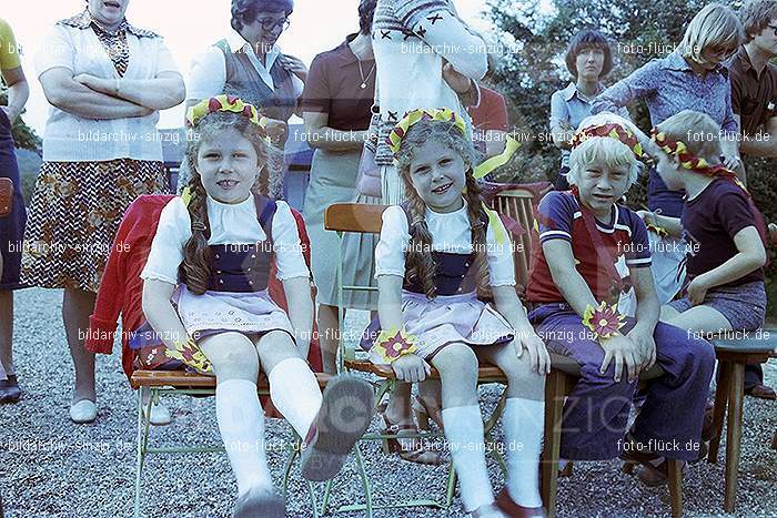 1977 Abschlußfeier der Schulkinder vom Kath. Kindergarten St.Peter: BSSCKTKNSTPT-015978