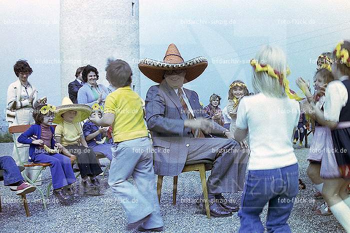 1977 Abschlußfeier der Schulkinder vom Kath. Kindergarten St.Peter: BSSCKTKNSTPT-015979