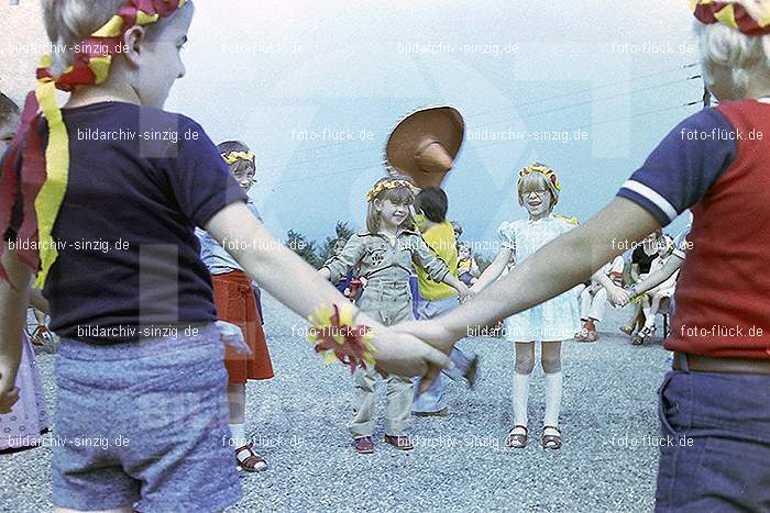 1977 Abschlußfeier der Schulkinder vom Kath. Kindergarten St.Peter: BSSCKTKNSTPT-015983