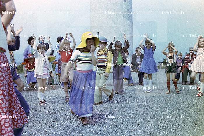 1977 Abschlußfeier der Schulkinder vom Kath. Kindergarten St.Peter: BSSCKTKNSTPT-015984
