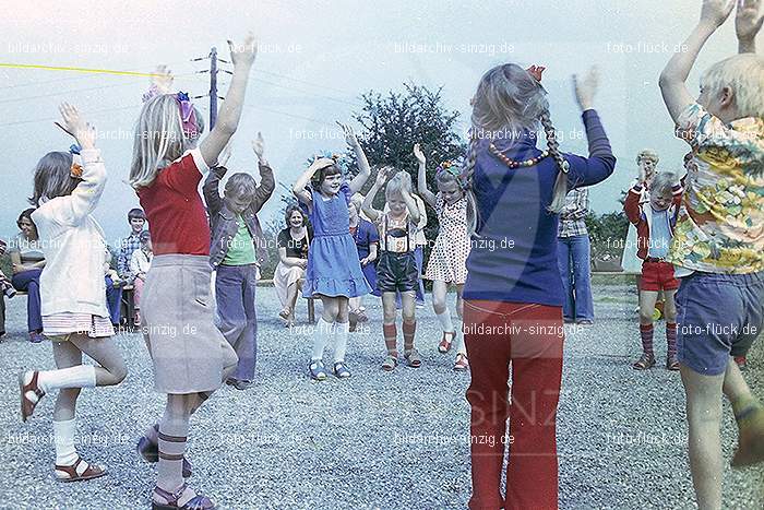 1977 Abschlußfeier der Schulkinder vom Kath. Kindergarten St.Peter: BSSCKTKNSTPT-015986