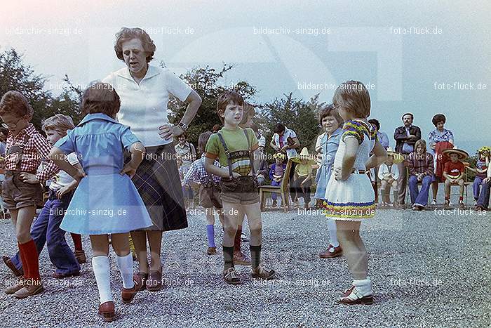 1977 Abschlußfeier der Schulkinder vom Kath. Kindergarten St.Peter: BSSCKTKNSTPT-015987