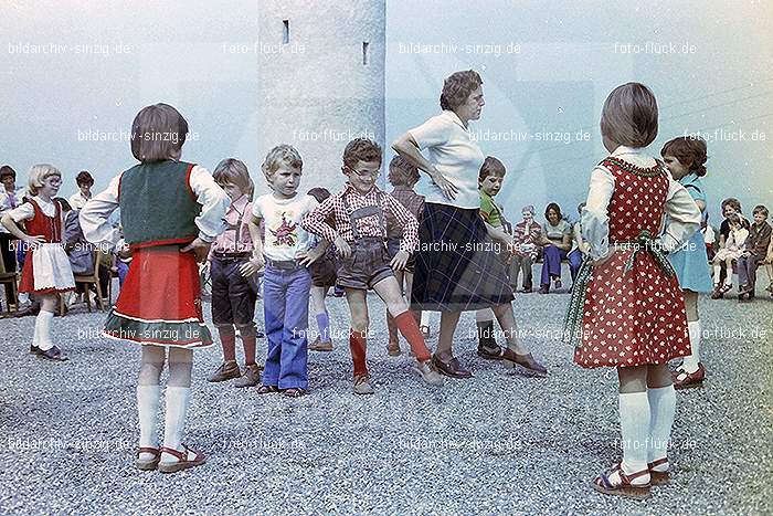 1977 Abschlußfeier der Schulkinder vom Kath. Kindergarten St.Peter: BSSCKTKNSTPT-015988