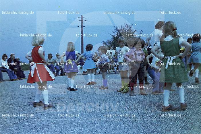 1977 Abschlußfeier der Schulkinder vom Kath. Kindergarten St.Peter: BSSCKTKNSTPT-015989