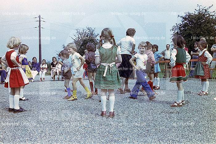 1977 Abschlußfeier der Schulkinder vom Kath. Kindergarten St.Peter: BSSCKTKNSTPT-015990