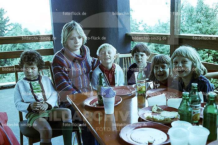 1977 Abschlußfeier der Schulkinder vom Kath. Kindergarten St.Peter: BSSCKTKNSTPT-015991