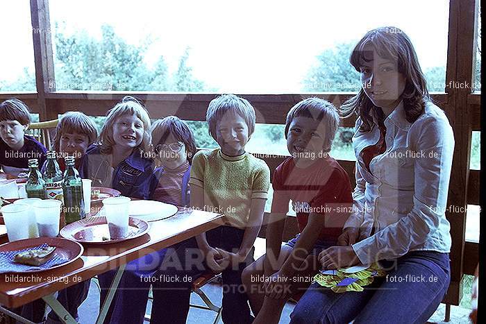 1977 Abschlußfeier der Schulkinder vom Kath. Kindergarten St.Peter: BSSCKTKNSTPT-015992