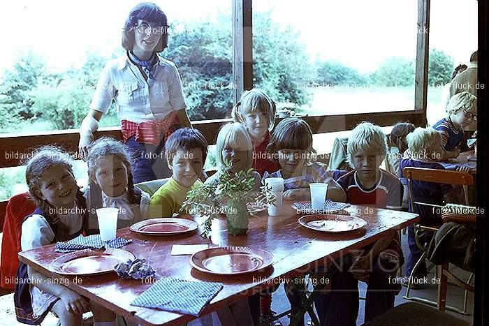 1977 Abschlußfeier der Schulkinder vom Kath. Kindergarten St.Peter: BSSCKTKNSTPT-015993