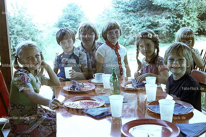 1977 Abschlußfeier der Schulkinder vom Kath. Kindergarten St.Peter: BSSCKTKNSTPT-015995