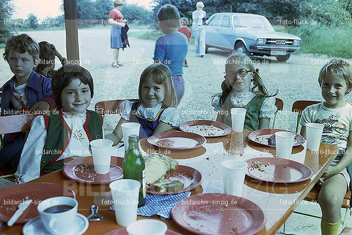 1977 Abschlußfeier der Schulkinder vom Kath. Kindergarten St.Peter: BSSCKTKNSTPT-015998