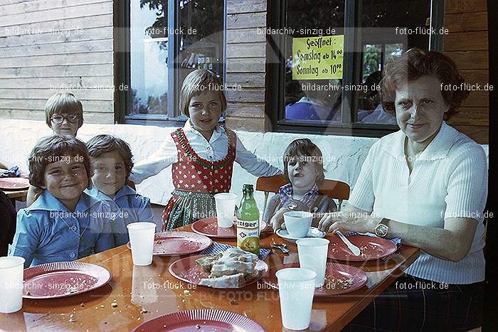 1977 Abschlußfeier der Schulkinder vom Kath. Kindergarten St.Peter: BSSCKTKNSTPT-015999