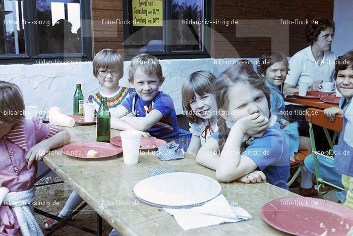 1977 Abschlußfeier der Schulkinder vom Kath. Kindergarten St.Peter: BSSCKTKNSTPT-016004