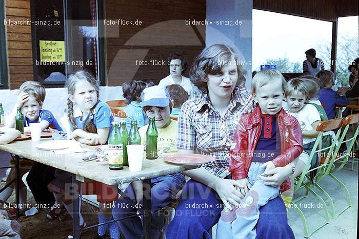 1977 Abschlußfeier der Schulkinder vom Kath. Kindergarten St.Peter: BSSCKTKNSTPT-016005