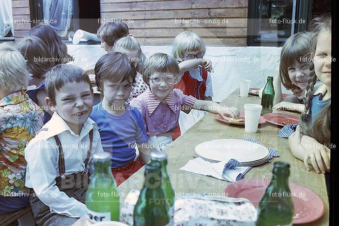 1977 Abschlußfeier der Schulkinder vom Kath. Kindergarten St.Peter: BSSCKTKNSTPT-016006