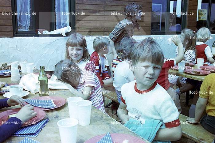 1977 Abschlußfeier der Schulkinder vom Kath. Kindergarten St.Peter: BSSCKTKNSTPT-016007