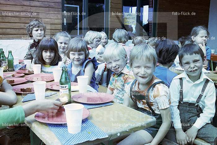 1977 Abschlußfeier der Schulkinder vom Kath. Kindergarten St.Peter: BSSCKTKNSTPT-016009