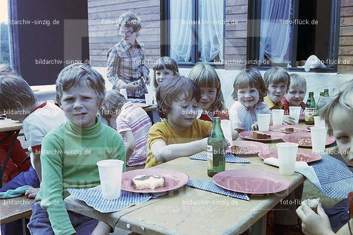 1977 Abschlußfeier der Schulkinder vom Kath. Kindergarten St.Peter: BSSCKTKNSTPT-016010