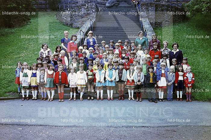 1977 Abschlußfeier der Schulkinder vom Kath. Kindergarten St.Peter: BSSCKTKNSTPT-016011