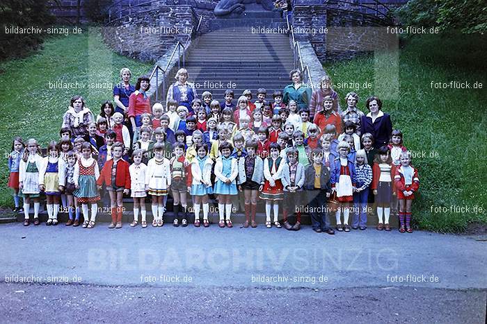 1977 Abschlußfeier der Schulkinder vom Kath. Kindergarten St.Peter: BSSCKTKNSTPT-016012
