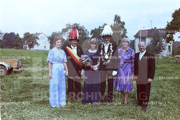 1981 Kirmes- Dienstag Biermusik im Zelt auf der Jahnwiese: KRDNBRZLJH-016055