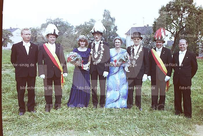 1981 Kirmes- Dienstag Biermusik im Zelt auf der Jahnwiese: KRDNBRZLJH-016056