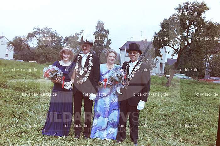 1981 Kirmes- Dienstag Biermusik im Zelt auf der Jahnwiese: KRDNBRZLJH-016059