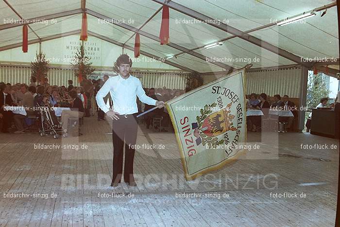1981 Kirmes- Dienstag Biermusik im Zelt auf der Jahnwiese: KRDNBRZLJH-016067