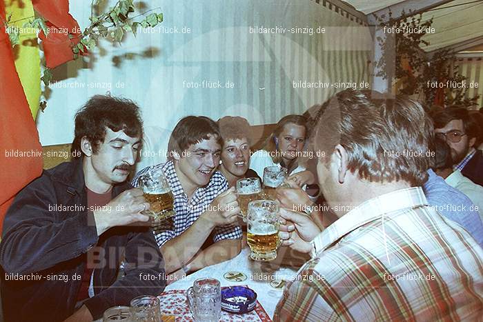 1981 Kirmes- Dienstag Biermusik im Zelt auf der Jahnwiese: KRDNBRZLJH-016072
