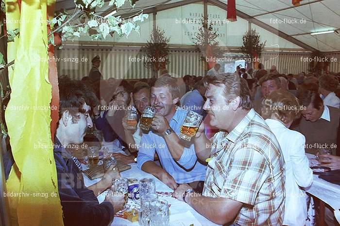 1981 Kirmes- Dienstag Biermusik im Zelt auf der Jahnwiese: KRDNBRZLJH-016073