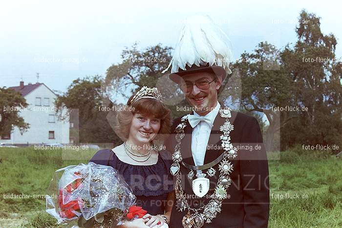 1981 Kirmes- Dienstag Biermusik im Zelt auf der Jahnwiese: KRDNBRZLJH-016085