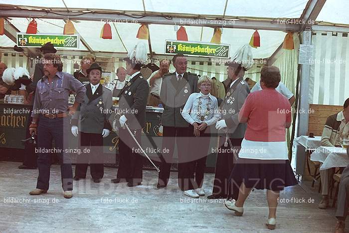 1981 Kirmes- Dienstag Biermusik im Zelt auf der Jahnwiese: KRDNBRZLJH-016089