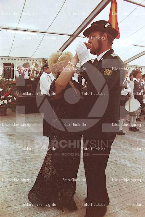 1981 Kirmes- Dienstag Biermusik im Zelt auf der Jahnwiese: KRDNBRZLJH-016091