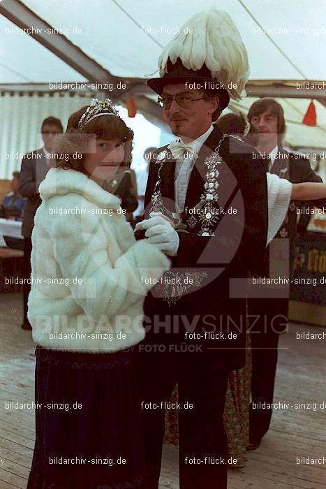 1981 Kirmes- Dienstag Biermusik im Zelt auf der Jahnwiese: KRDNBRZLJH-016093