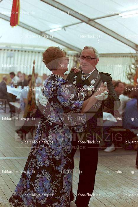 1981 Kirmes- Dienstag Biermusik im Zelt auf der Jahnwiese: KRDNBRZLJH-016094