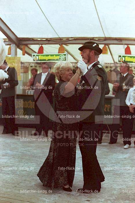 1981 Kirmes- Dienstag Biermusik im Zelt auf der Jahnwiese: KRDNBRZLJH-016095