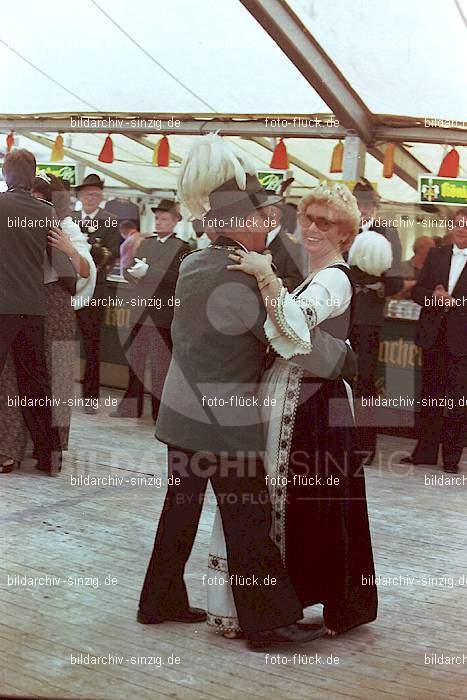 1981 Kirmes- Dienstag Biermusik im Zelt auf der Jahnwiese: KRDNBRZLJH-016096