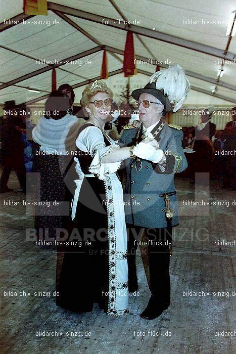 1981 Kirmes- Dienstag Biermusik im Zelt auf der Jahnwiese: KRDNBRZLJH-016097