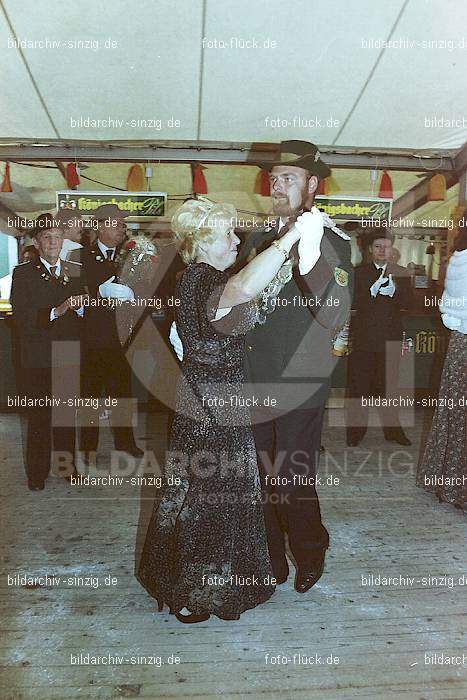 1981 Kirmes- Dienstag Biermusik im Zelt auf der Jahnwiese: KRDNBRZLJH-016100