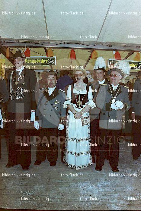 1981 Kirmes- Dienstag Biermusik im Zelt auf der Jahnwiese: KRDNBRZLJH-016101