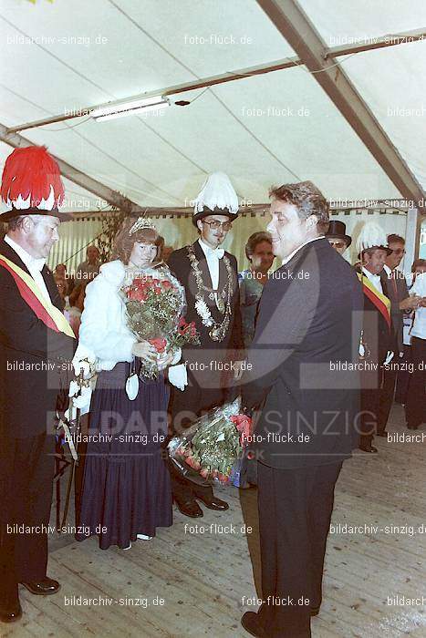 1981 Kirmes- Dienstag Biermusik im Zelt auf der Jahnwiese: KRDNBRZLJH-016109
